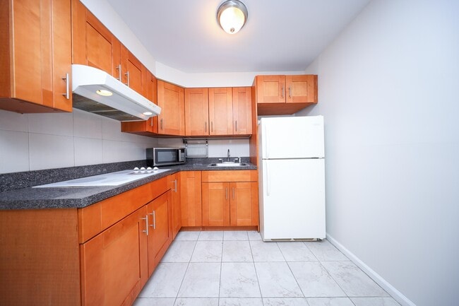 569 Putnam Ave, Unit 1b