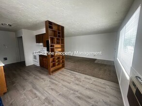 353 E 15th St in Idaho Falls, ID - Foto de edificio - Building Photo