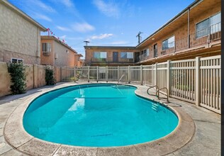 16229 Woodruff Ave in Bellflower, CA - Building Photo - Building Photo