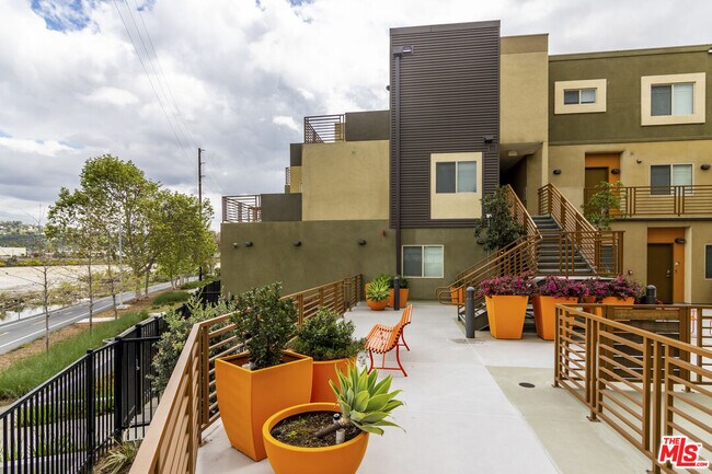 2976 Ripple Pl-Unit -204 in Los Angeles, CA - Building Photo - Building Photo