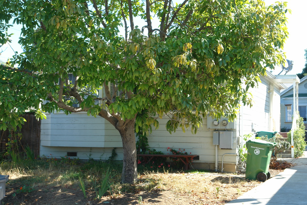 5138 Clarke St in Oakland, CA - Foto de edificio