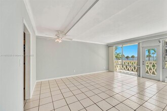 1430 Brickell Bay Dr in Miami, FL - Building Photo - Building Photo