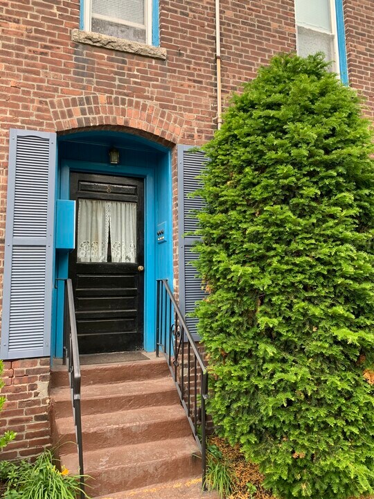 8 Mead St in Boston, MA - Building Photo