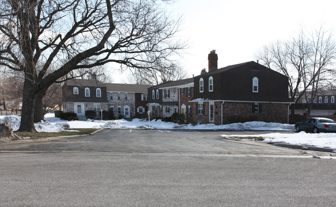 Gramercy Park Apartments in Overland Park, KS - Building Photo