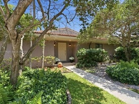 110 Dunwoody Ln in Hollywood, FL - Building Photo