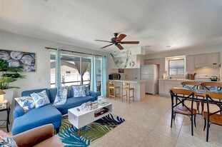 1986 Massachusetts Ave in Englewood, FL - Building Photo