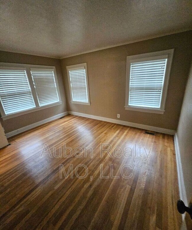 5320 Rockhill Rd in Kansas City, MO - Building Photo - Building Photo