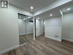 92 Connelly Dr in Kitchener, ON - Building Photo - Building Photo