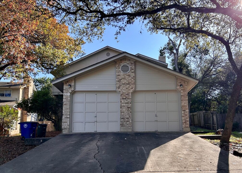 1707 Waterloo Tr-Unit -B in Austin, TX - Building Photo