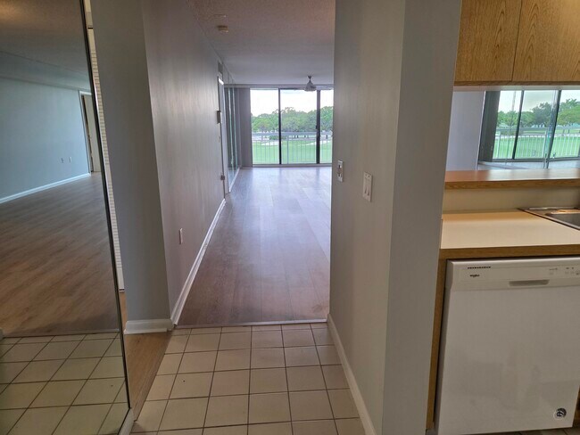 2421 Village Blvd in West Palm Beach, FL - Building Photo - Building Photo