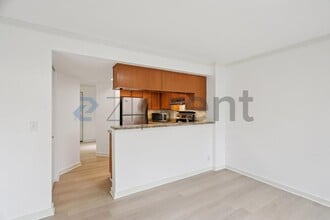 12036 100th Ave NE in Kirkland, WA - Building Photo - Building Photo