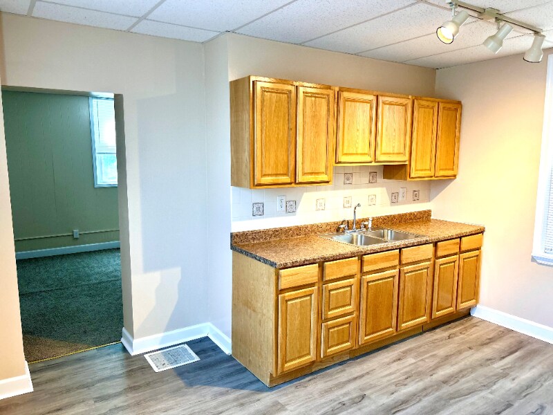 568 Conrad Ave in Charleroi, PA - Building Photo