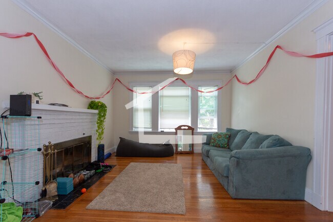 60 Greycliff Rd, Unit 2 in Boston, MA - Foto de edificio - Building Photo