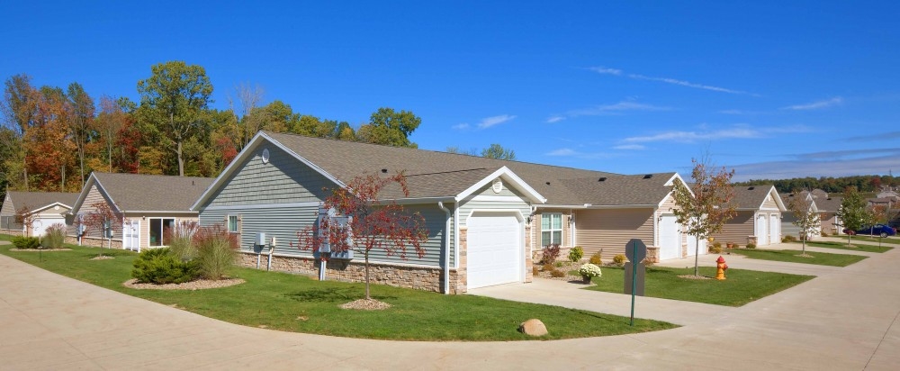 Redwood Green in Uniontown, OH - Building Photo