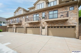 5138 Dodge St in Omaha, NE - Building Photo