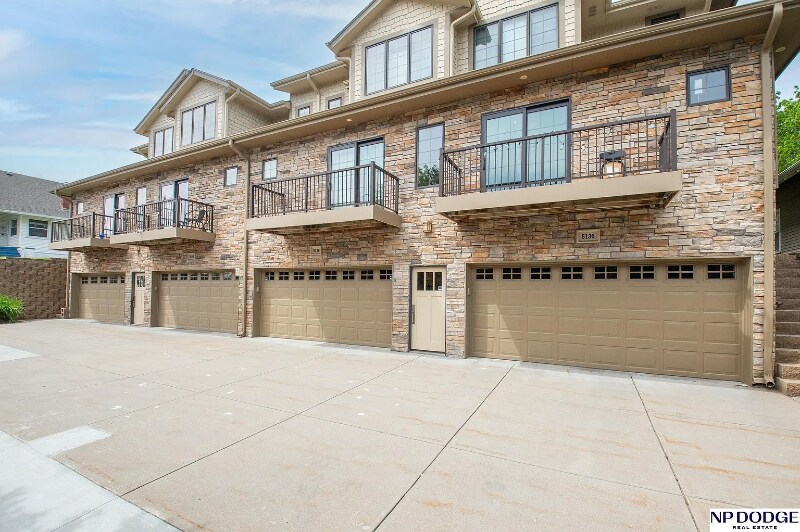 5138 Dodge St in Omaha, NE - Building Photo