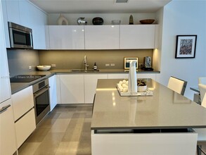88 SW 7th St, Unit 2807 in Miami, FL - Building Photo - Building Photo