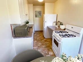Bassett Davis Apartments in Santa Clara, CA - Foto de edificio - Building Photo