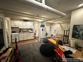 63 Burbank St, Unit Burbank St #21 in Boston, MA - Foto de edificio - Building Photo