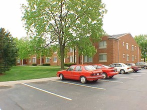 Pinecrest Apartments in Warren, MI - Building Photo - Building Photo