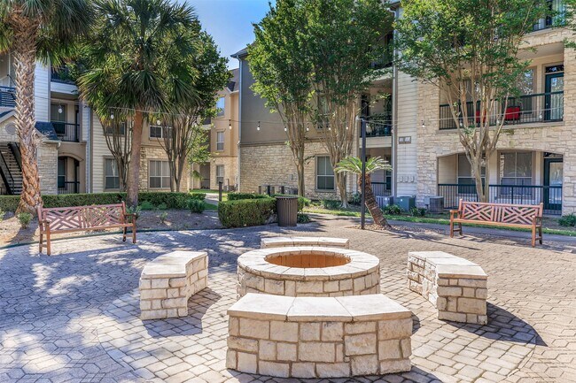 5510 S Rice Ave in Houston, TX - Foto de edificio - Building Photo