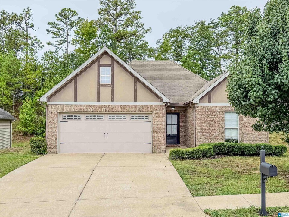 1122 Emerald Ridge Dr in Calera, AL - Building Photo
