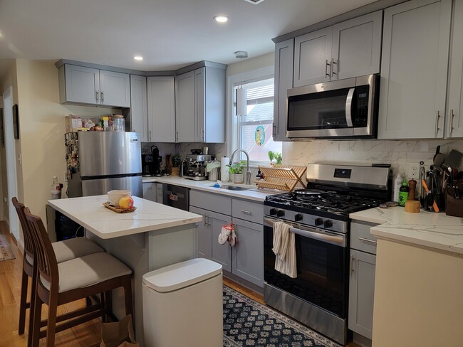 15 Windsor Rd, Unit 3 in Somerville, MA - Foto de edificio - Building Photo
