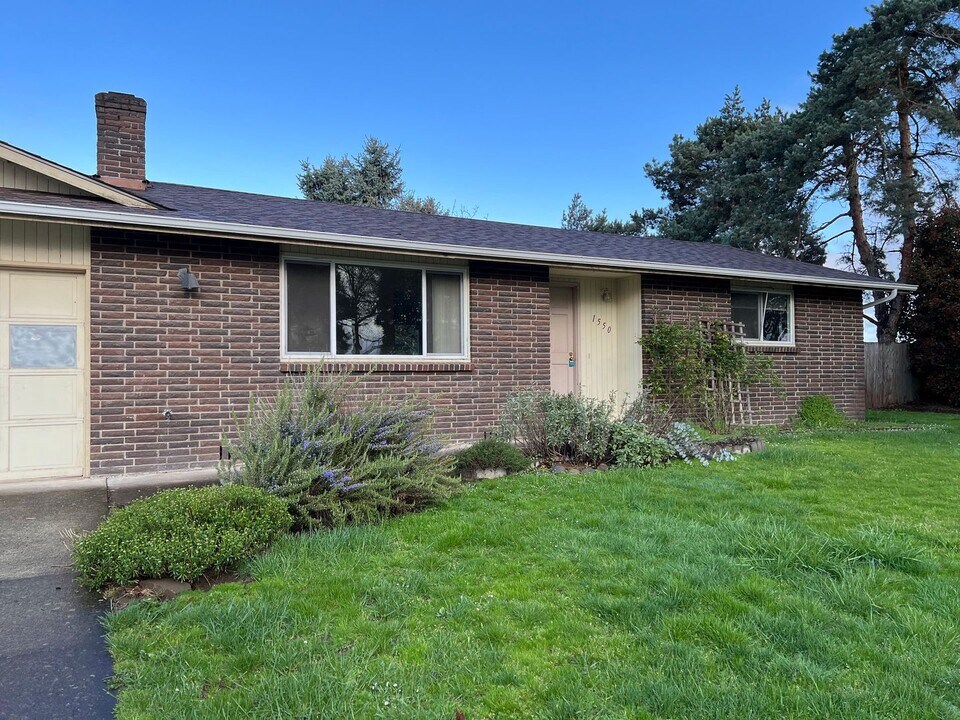 1550 Echo Hollow Rd in Eugene, OR - Foto de edificio