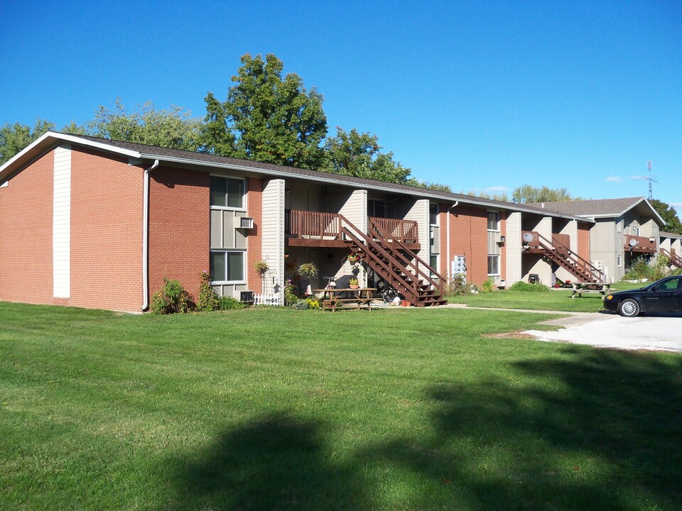 Briarwood Apartments in Upland, IN - Building Photo