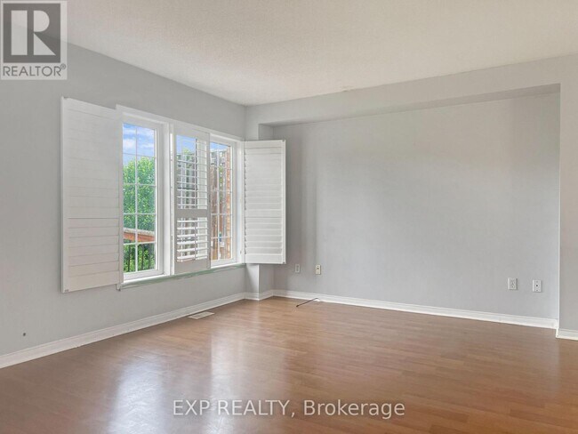 26 Millcliff Cir in Aurora, ON - Building Photo - Building Photo