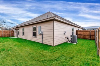 404 Lake View St in Glen Rose, TX - Foto de edificio - Building Photo