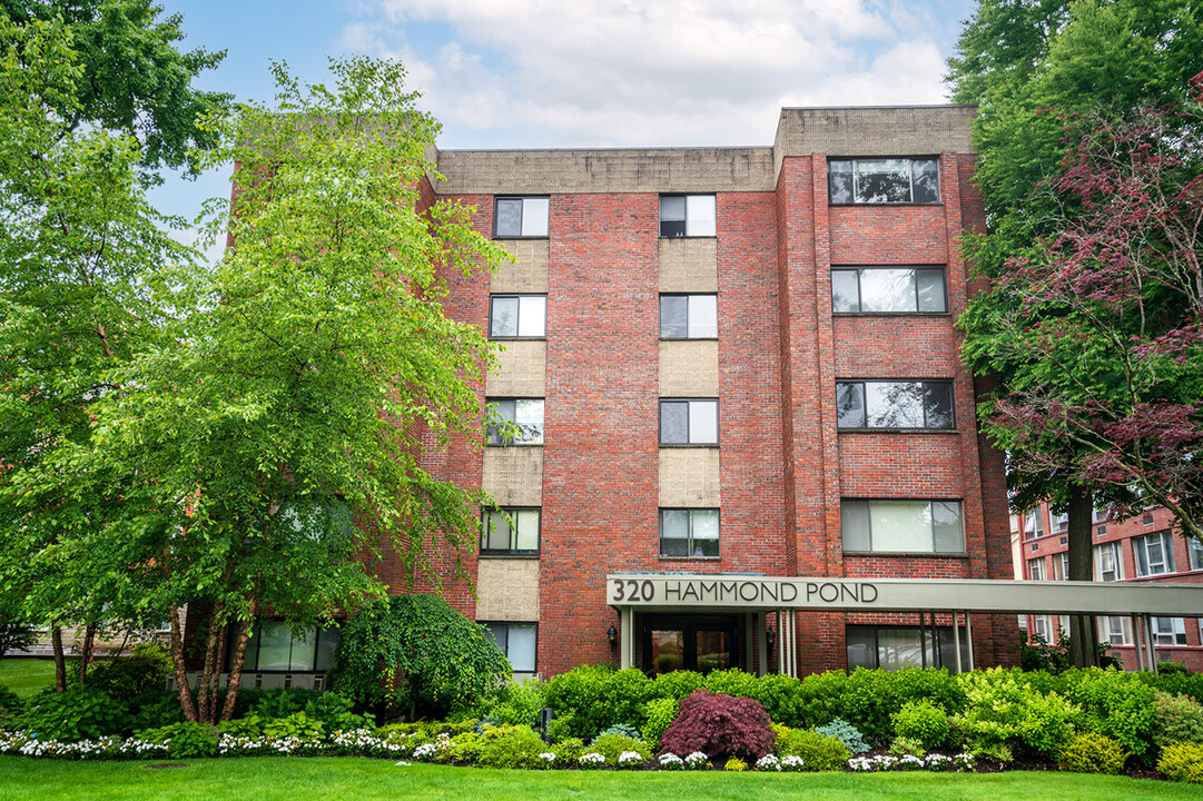 320 Hammond Pond Pky, Unit 203 in Chestnut Hill, MA - Building Photo