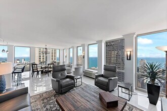 111 E Chestnut St in Chicago, IL - Building Photo - Building Photo