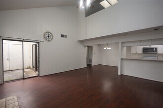 8100 Cambridge St in Houston, TX - Building Photo - Building Photo