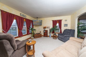 401 Parkwood Ave in Johnstown, NY - Building Photo - Building Photo