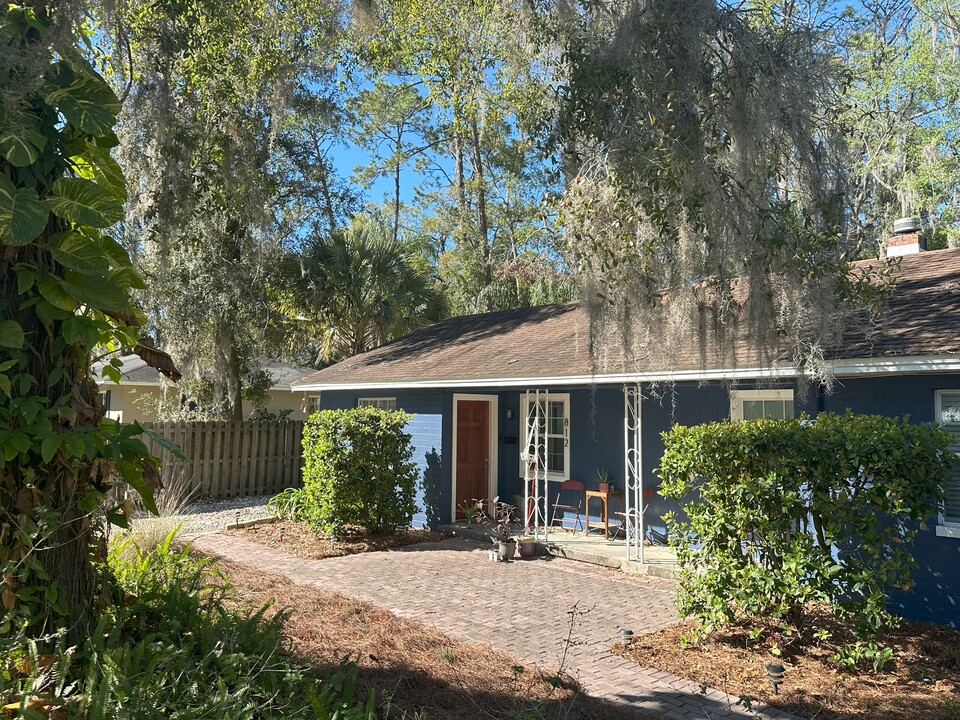 812 NE 8th Ave in Gainesville, FL - Building Photo