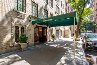 17 W 67th St in New York, NY - Foto de edificio - Building Photo