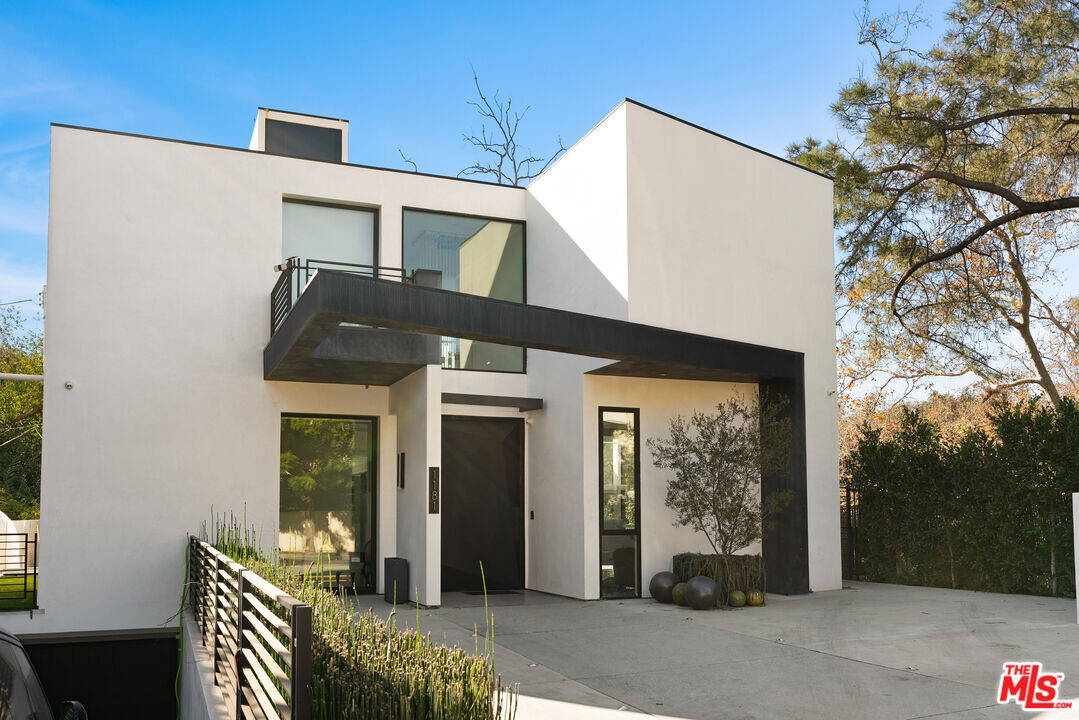 1181 McClellan Dr in Los Angeles, CA - Building Photo