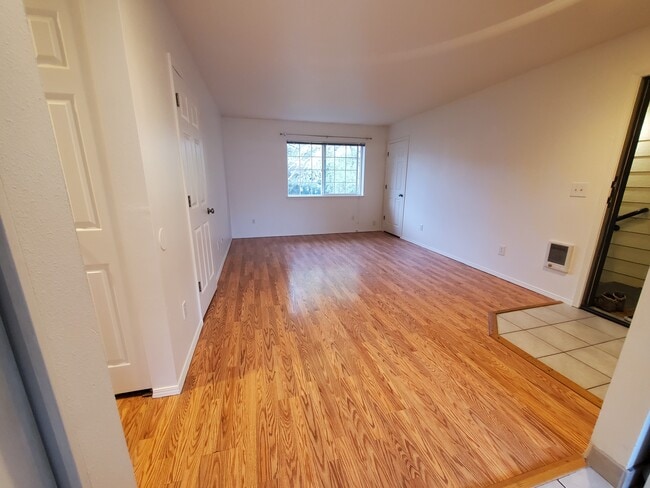 3757 SE Milwaukie Ave, Unit 4 in Portland, OR - Building Photo - Building Photo