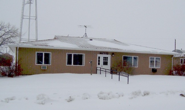 Villa #2 in Upham, ND - Foto de edificio - Building Photo