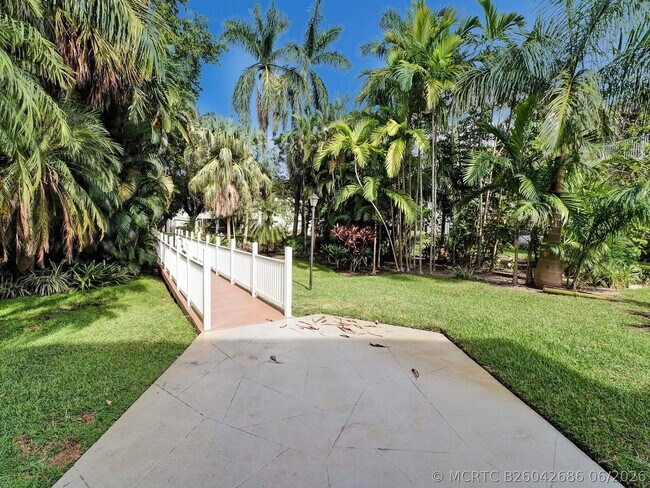 property at 4025 N Federal Hwy
