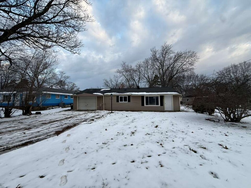 4095 Sleepy Hollow Rd in Brunswick, OH - Building Photo