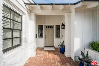 548 Alma Real Dr in Los Angeles, CA - Building Photo - Building Photo