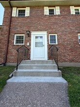 436 E Center St in Manchester, CT - Building Photo - Building Photo