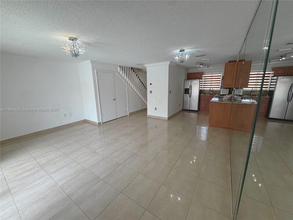 8078 NW 10th St in Miami, FL - Building Photo