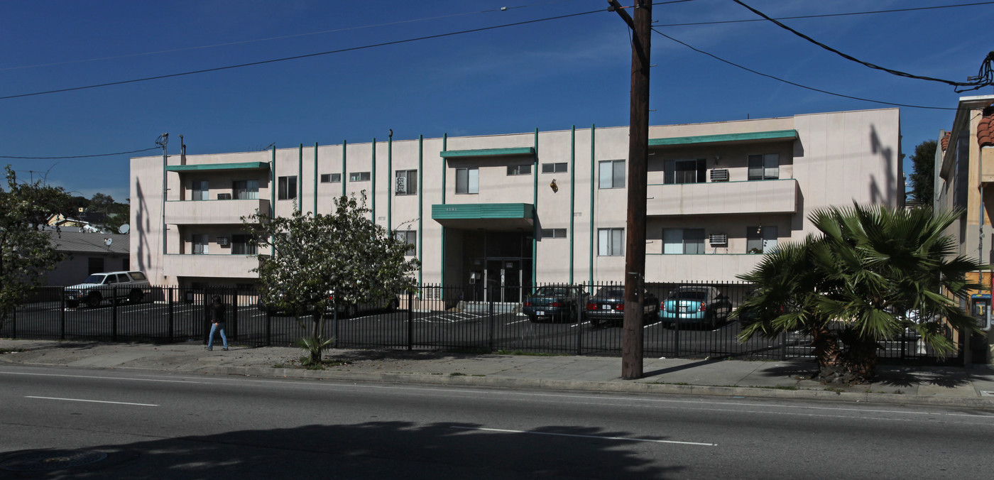 Crest View Apartments in Los Angeles, CA - Building Photo