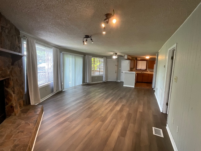 206 Knoll Dr, Unit 100 in Bristol, VA - Building Photo - Building Photo