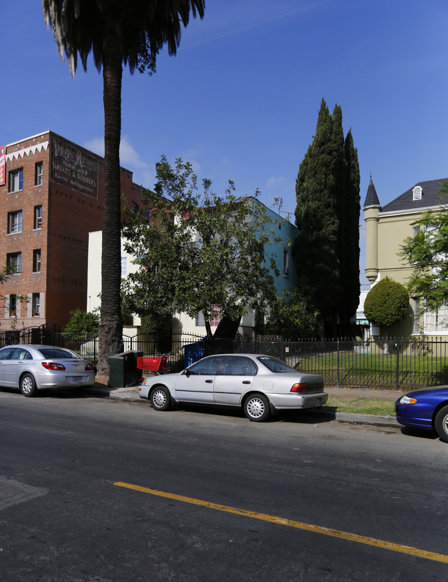 251 S Kenmore Ave in Los Angeles, CA - Building Photo - Building Photo