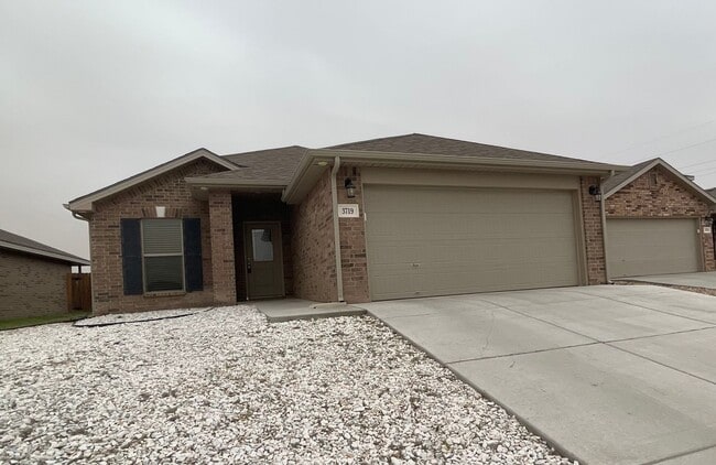 property at 3719 Oakridge Ave