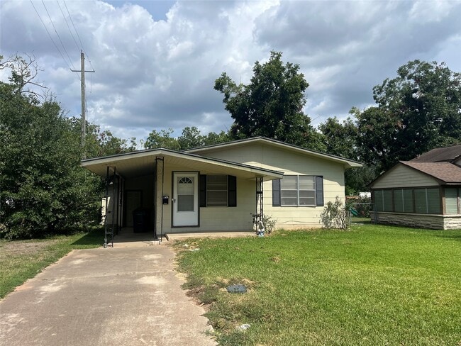 1002 Fowlkes St in Sealy, TX - Building Photo - Building Photo